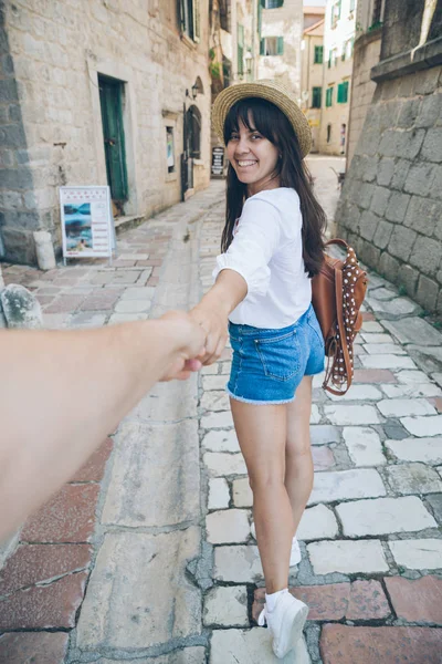 Man Följer Efter Kvinnan Hålla Händerna Walking Kotor Stad Montenegro — Stockfoto