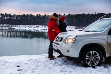 ayakta suv riverside adlı yakınındaki bir manzarayı kış döneminde kaç. kar manzara