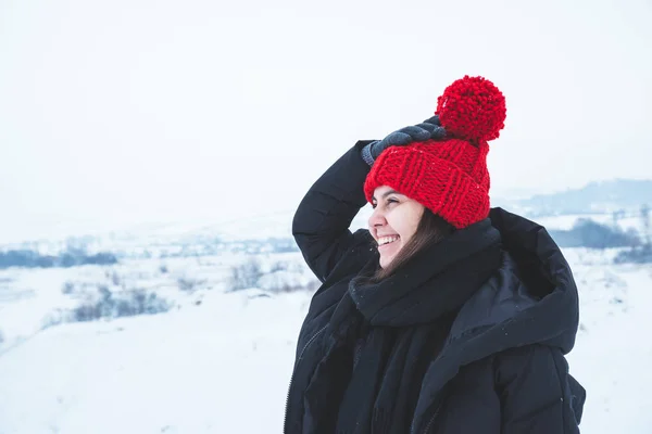 Giovane Donna Adulta Abiti Invernali Con Cappello Rosso Brillante All — Foto Stock