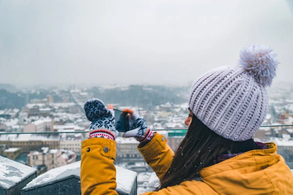 Mulher Turística Tomando Selfie Paisagem Urbana Inverno — Fotografia de Stock