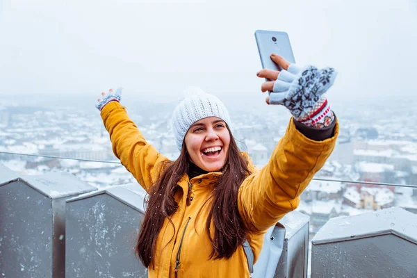 Jovem Mulher Adulta Bonita Tomando Selfie Com Bela Vista Velha — Fotografia de Stock