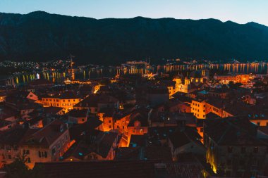 Kotor şehir gece ışık içinde. tarafından romantik şehir seyahat