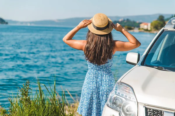 Frau Blauem Kleid Steht Neben Weißem Auto Meer Mit Wunderschönem — Stockfoto