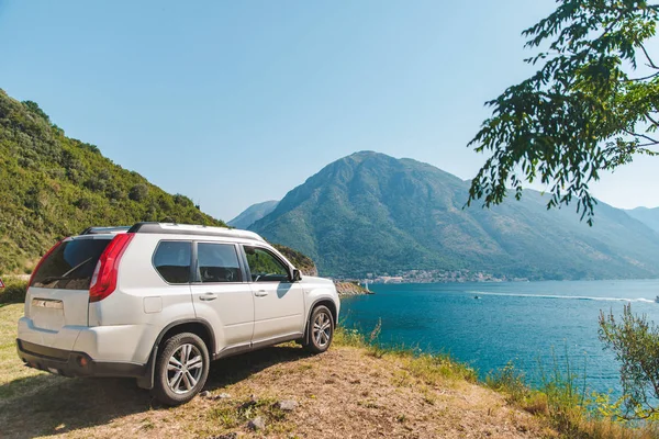 Coche Suv Blanco Estacionado Playa Con Hermosa Vista Bahía Con — Foto de Stock