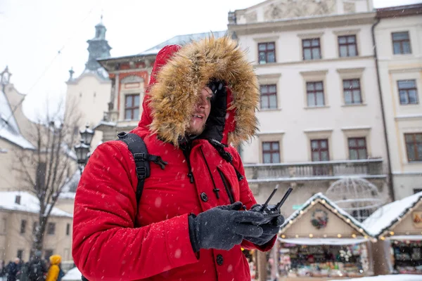 Portrét Dospělého Mladíka Kapuce Kožešinou Zimě Městské Náměstí Řadičem Dron — Stock fotografie