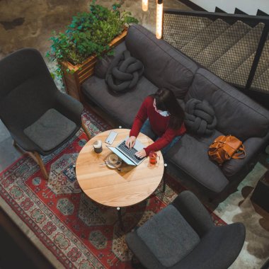 çay içme dizüstü kullanarak kafede oturan kadın. beyaz ekran. kopya alanı. yaşam tarzı