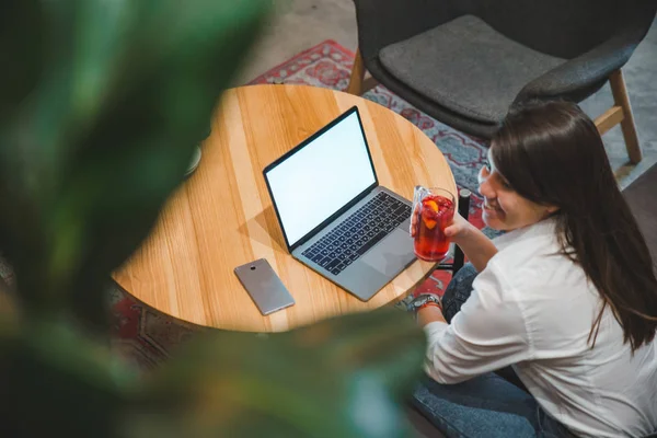 Kvinna Sitter Café Använder Laptop Dricka Vit Skärm Kopiera Utrymme — Stockfoto