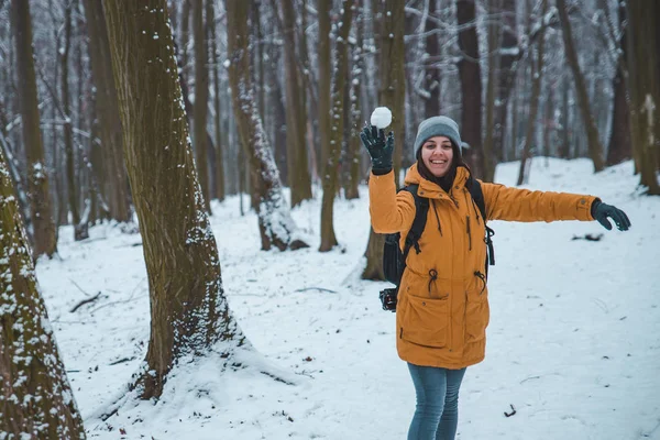 Sonriente Joven Mujer Lanzando Bola Nieve Bosque Divertirse — Foto de Stock
