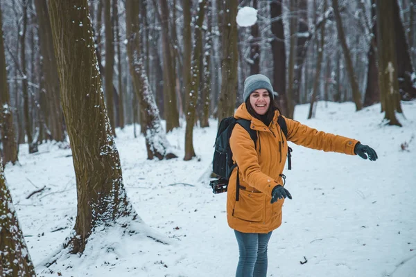 Sonriente Joven Mujer Lanzando Bola Nieve Bosque Divertirse — Foto de Stock