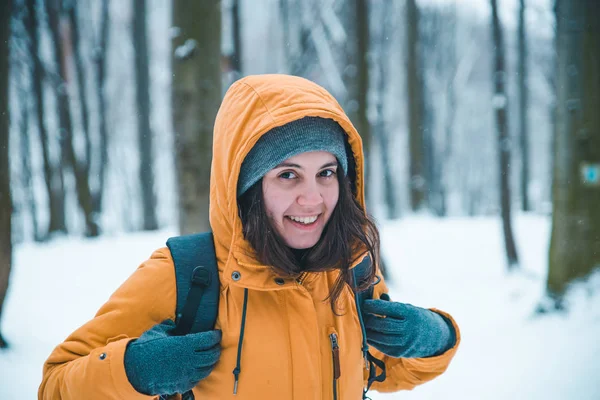Портрет Молодой Красивой Женщины Пальто Капюшоном Заснеженном Лесу Зимняя Одежда — стоковое фото