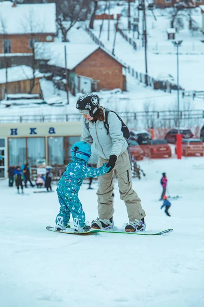 Lviv Ucrania Enero 2019 Madre Enseñando Niña Hacer Snowboard Estilo —  Fotos de Stock