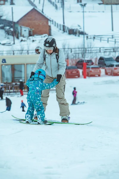 Lviv Ucrania Enero 2019 Madre Enseñando Niña Hacer Snowboard Estilo — Foto de Stock