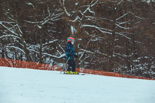 Lviv Ucrânia Janeiro 2019 Garotinho Esquiando Colina Atividade Inverno — Fotografia de Stock