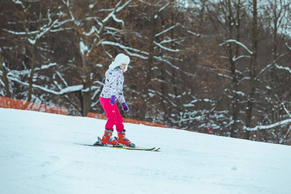 Lviv Ukraine Januar 2019 Mädchen Pinkfarbenen Hosen Beim Skifahren Auf — Stockfoto