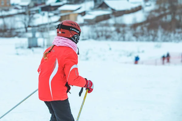 Lviv Ukraine Januari 2019 Jongen Skiën Heuvel Rode Jas Winteractiviteiten — Stockfoto