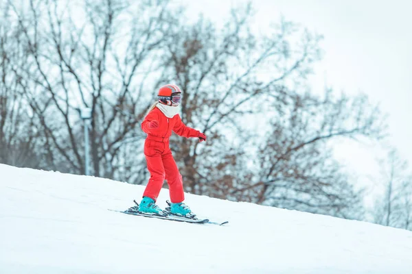 Lviv Ukraine 2019年1月12日 男の子が赤いコートで丘を滑り降りる 冬のアクティビティ — ストック写真