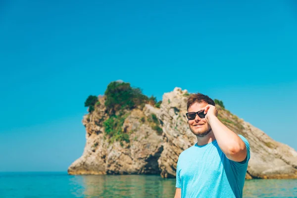 Stehender Mann Mit Blauem Klarem Meerwasser Hintergrund Sommerferien — Stockfoto