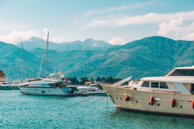 Karadağ defne yatlar. arka planda dağlar. güzellik manzara