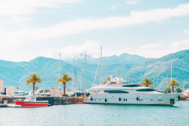 şehir yatlar yerleştirin. Yaz saati. denizde tatil. kopya alanı