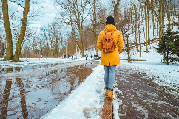 Mujer Caminando Por Parque Ciudad Pasando Charcos Alrededor Derretimiento Nieve — Foto de Stock