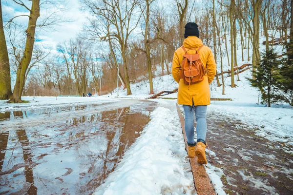 Жінка Ходить Міському Парку Проходячи Калюжі Навколо Тане Сніг Сніг — стокове фото