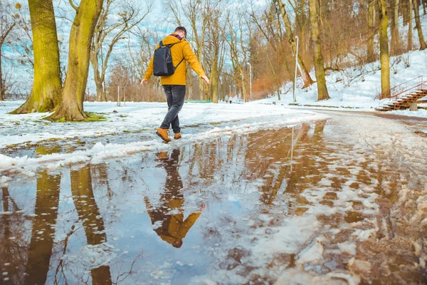 Hombre Pasa Cuidadosamente Por Los Charcos Acerca Primavera Estilo Vida — Foto de Stock