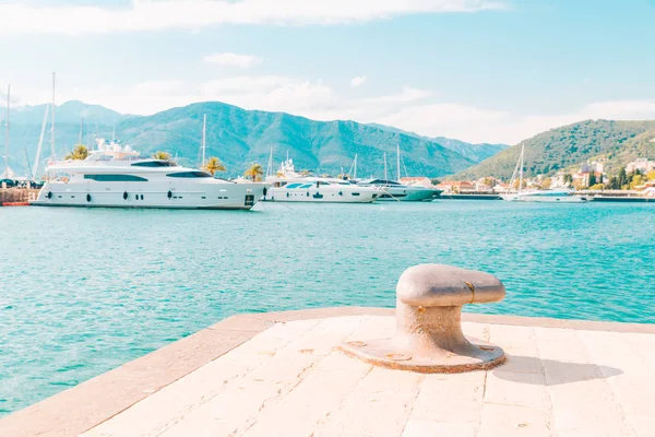 Pilona Muelle Mar Montenegro Montañas Fondo Concepto Hora Verano — Foto de Stock