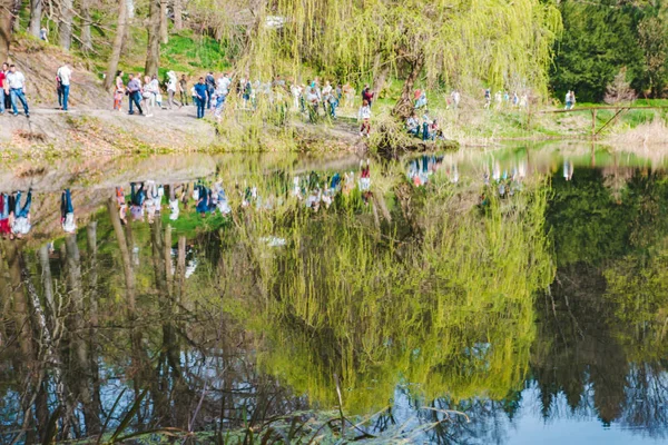 Lidí Kteří Jdou Řeky Městského Parku Jaro Blíží — Stock fotografie