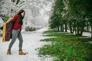 soyunma kadın mutlu bahar geldi
