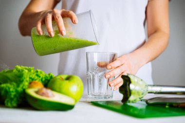 kadın güler yüzlü cam için kan nakli. sağlıklı gıda kavramı