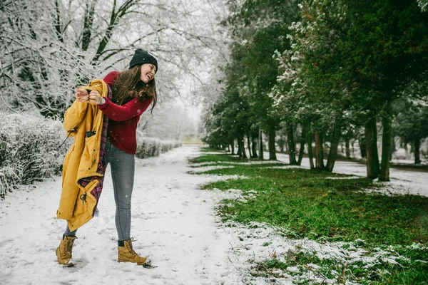 Mujer Feliz Primavera Vino Desvestirse — Foto de Stock