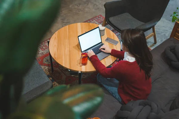 Kobieta Siedzi Kawiarni Przy Użyciu Laptopa Picie Herbaty Biały Ekran — Zdjęcie stockowe