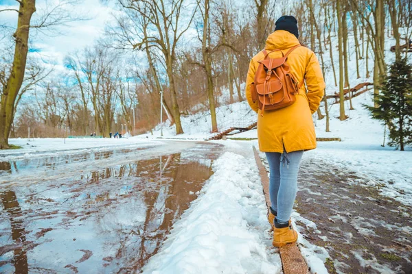 Woman Walking City Park Passing Puddles Melting Snow Snow Coming — Stock Photo, Image