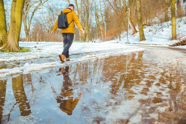 Hombre Pasa Cuidadosamente Por Los Charcos Acerca Primavera Estilo Vida — Foto de Stock