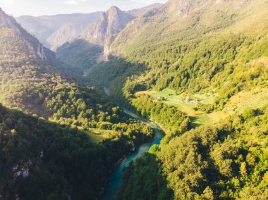 dağ nehir kanyon ile hava görünümünü masmavi nehir temizleyin. güzel doğa