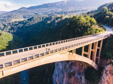 karayolu yüksek Köprüsü ile haç Kanyonu. havadan görünümü