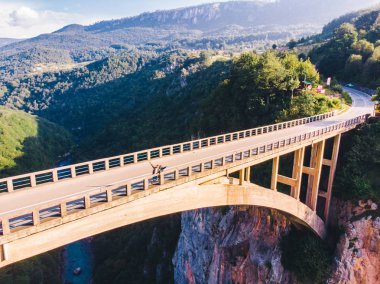 karayolu yüksek Köprüsü ile haç Kanyonu. havadan görünümü