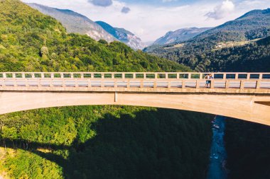 karayolu yüksek Köprüsü ile haç Kanyonu. mavi temiz su. havadan görünümü