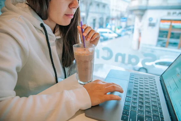 Young Pretty Woman Sitting Cafe Laptop Drinking Hot Chocolate Working — Stock Photo, Image