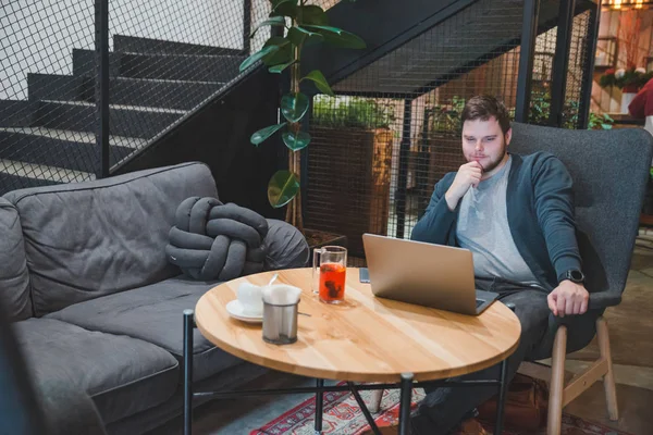 Young Adult Man Working Laptop Cafe Drinking Fruit Tea Freelance — Stock Photo, Image