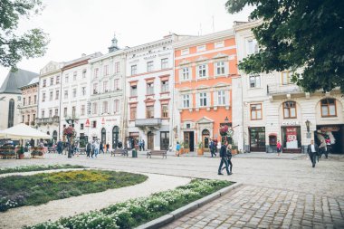 Lviv, Ukrayna - 23 Haziran 2018: lviv şehir merkezinde şemsiye ile yürüyen turist. Turizm kavramı