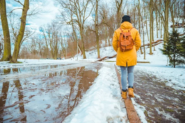 Mujer Caminando Por Parque Ciudad Pasando Charcos Alrededor Derretimiento Nieve — Foto de Stock