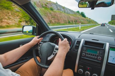 adam sürüş araba otomobil yarışçısı. araba yolculuğu