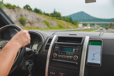 kişi sürüş araba otomobil yarışçısı. navigasyon telefonda. seyahat kavramı