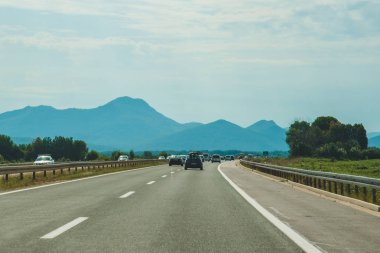 Yaz saati yola gidiyoruz. Speedway dağlarda. araba seyahat