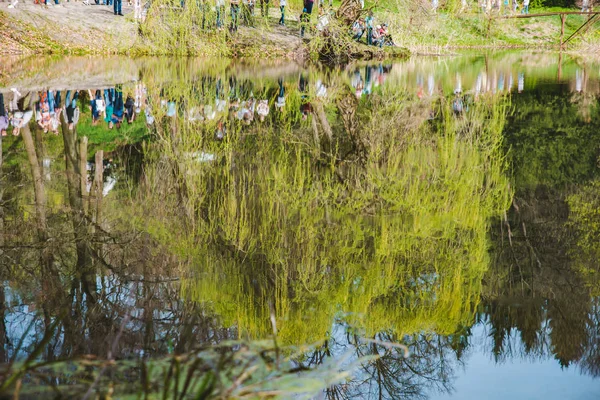 Люди Йдуть Березі Річки Міського Парку Весна Наближається — стокове фото