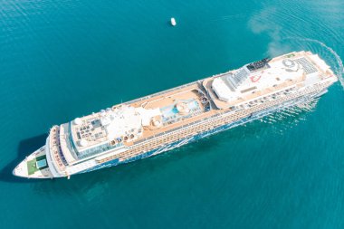 Kotor, Karadağ - 18 Temmuz 2018: büyük cruise gemisi denizde defne. yaz tatili. havadan görünümü