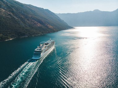 Hava görünümünü cruise gemisi denizde defne. yaz tatil kavramı