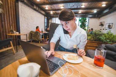 yeme ve içme laptop ile kafede oturan çalışma ile aşırı güzel kadın. Evet. serbest
