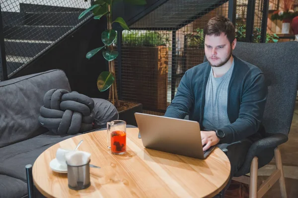 Young Adult Man Working Laptop Cafe Drinking Fruit Tea Freelance — Stock Photo, Image